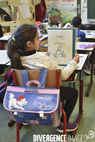 Ecole primaire : enfant en classe CE1 à CE2. School pupil in class