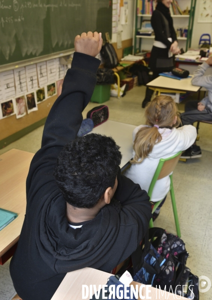 Ecole primaire : enfant en classe CE1 à CE2. School pupil in class