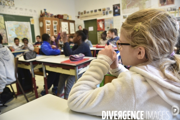 Ecole primaire : enfant en classe CE1 à CE2. School pupil in class