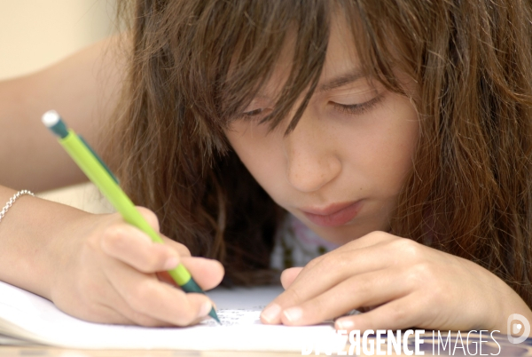 Ecole primaire : enfant en classe CE1 à CE2. School pupil in class