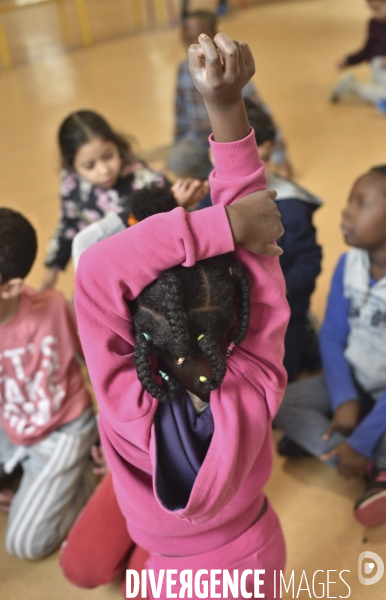 Ecole : enfants en cours d arts plastique et musique CM2 à 6e. Children in visual arts and music.