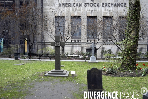 Retour a Manhattan # 01.Le siege de l  AMEX, l  American Stock Exchange dans le quartier de Wall street. Il est contigu au cimetiere de l  eglise Trinity de Wall street