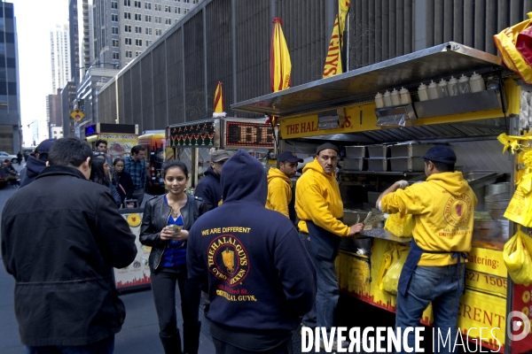 Retour a Manhattan # 01.Un camion de street food des Halal guys qui sert au coin de la 53 eme et de la 6 eme avenue des plats de poulet,riz, falafel,laitue.