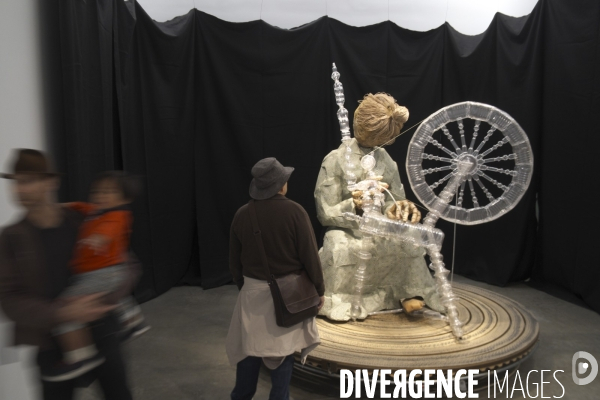 Retour a Manhattan # 01.Dans la galerie d art moderne Pace Gallery, une installation de Tim Hawkinson,- Orrery 2010.