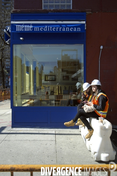 Retour a Manhattan # 01Devant le restaurant Meme mediterranean, deux filles casquees potant un gilet de securite.