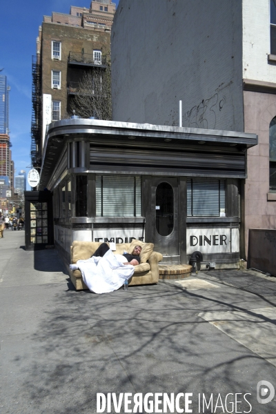 Retour a Manhattan # 01.Un homme dort dans un canape devant un diner