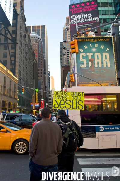 Retour a Manhattan # 01.A Times square,un homme se promene avec une pancarte sur laquelle est inscrite Jesus Christ vous aime