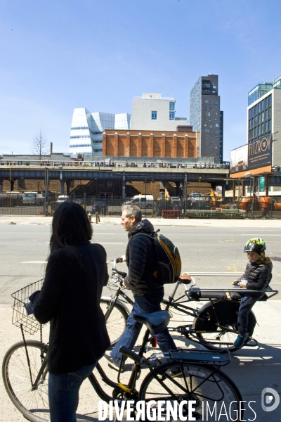 Retour a Manhattan # 01.Une famille avec leurs velos devant  la High Line dans le quartier de Meatpacking.