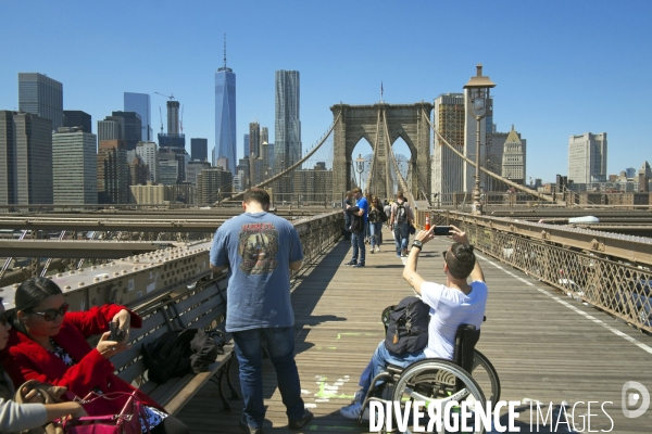 Retour a Manhattan # 01.Sur le pont de Brooklyn, un handicape moteur dans un fauteuil.