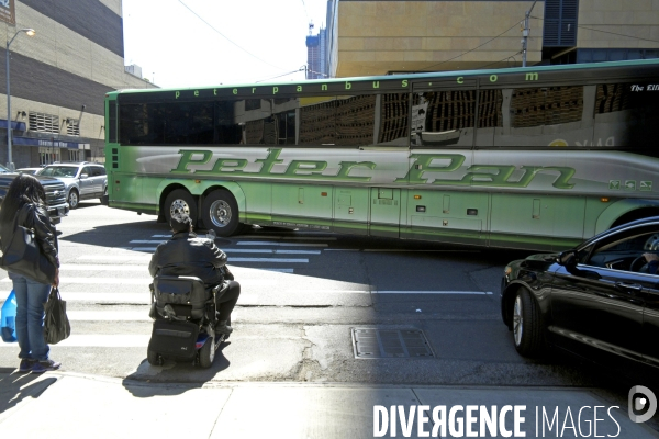 Retour a Manhattan # 01.Ambiance dans une rue de Midtown.Peter Pan vous y amene en bus