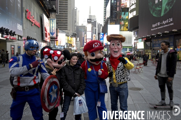 Retour a Manhattan # 01.Ils sont tous la, a Times Square, les heros de l  Amerique, posant pour quelques dollars la photo avec un jeune touriste