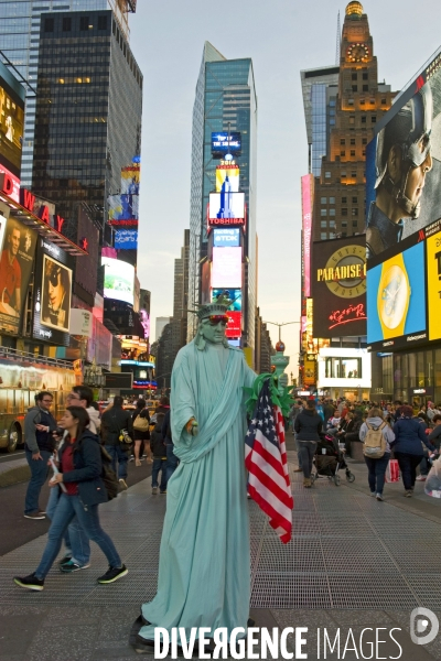 Retour a Manhattan # 01.imes Square, media city.Les enseignes lumineuses attirent la foule comme des papillons de nuit.