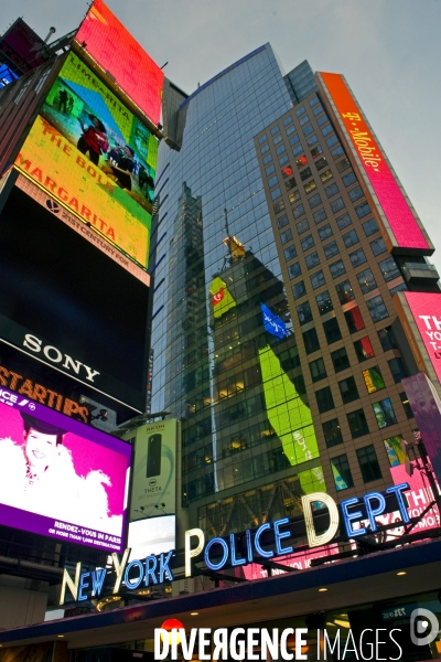 Retour a Manhattan # 01.Poste de police a Times Square, media city.Les enseignes lumineuses attirent la foule comme des papillons de nuit.