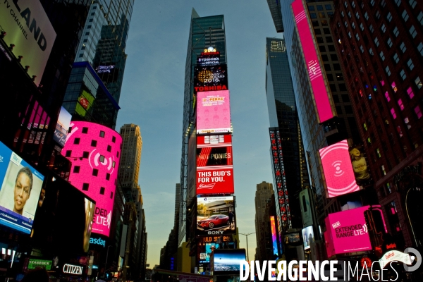 Retour a Manhattan # 01. Times Square, media city.Les enseignes lumineuses attirent la foule comme des papillons de nuit.