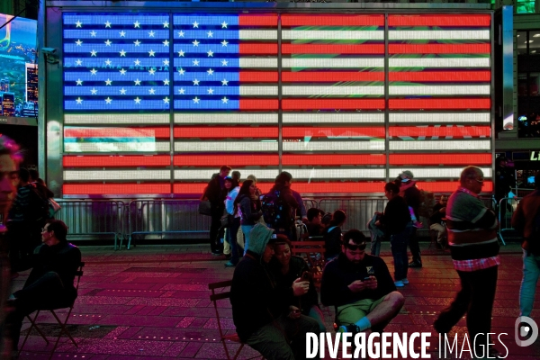 Retour a Manhattan # 01.A Times Square, visité chaque annee par des millions de touristes americains, un drapeau americain signale le centre de recrutement de l armee