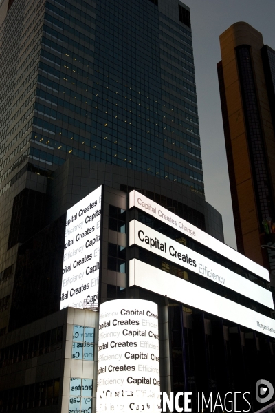 Retour a Manhattan # 01.Times Square, media city.Les enseignes lumineuses attirent la foule comme des papillons de nuit... Les panneaux de la banque Morgan Stanley. Le Capital cree le changement.Le capital cree l efficacite.