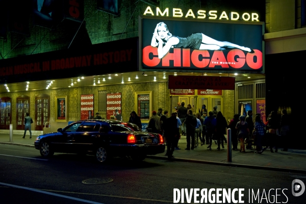 Retour a Manhattan # 01.Dans le quartier de Times Square,un theatre, l  Ambassador,avec a l affiche une comedie musicale Chicago.