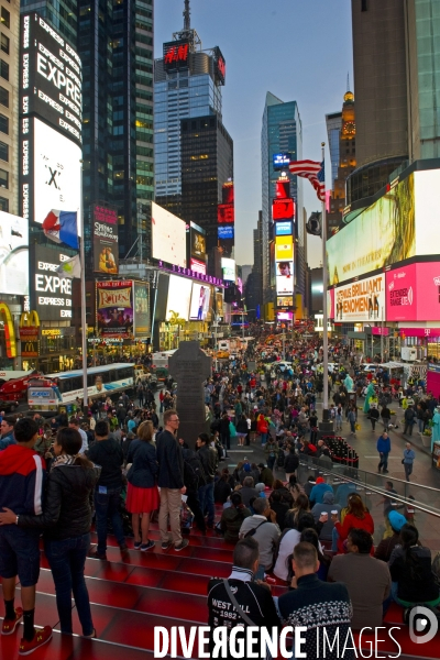 Retour a Manhattan # 01.Times Square, media city.Les enseignes lumineuses attirent la foule comme des papillons de nuit.