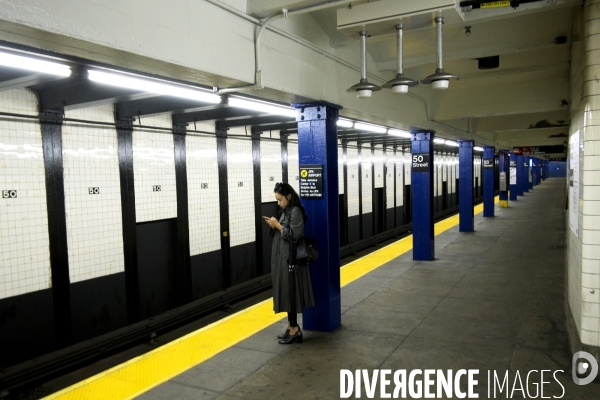 Retour a Manhattan # 02.Une jeune femme seule sur le quai de la station de metro de la 50 eme rue