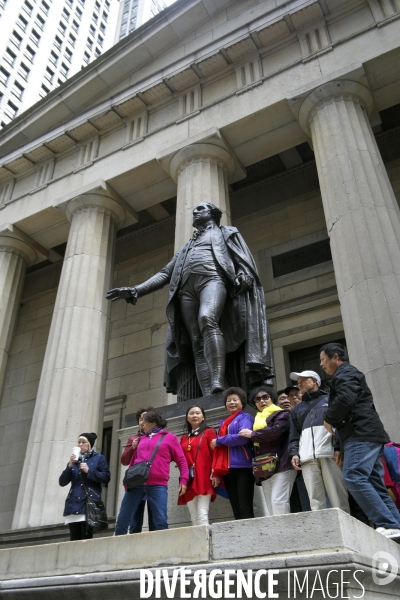 Retour a Manhattan # 02.Des touristes chinois au pied de la statue de George Washington a Wall street;