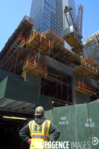 Retour a Manhattan # 02.Ouvrier du batiment sur un chantier de construction d une tour dans le quartier de midtown