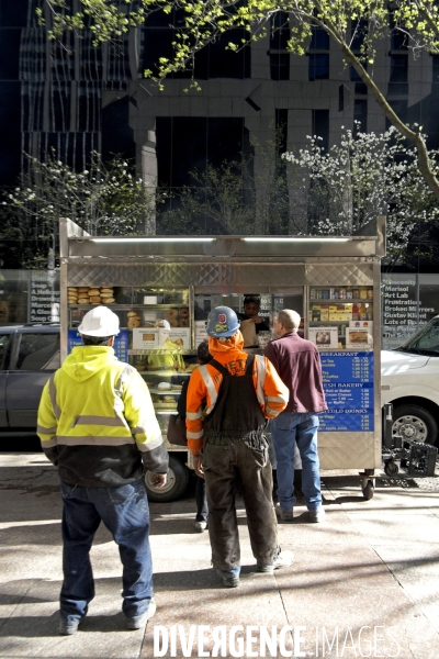 Retour a Manhattan # 02.Ouvriers du batiment a l  heure de ala pause dejeuner attendent leur tour pour commander a un camion de street food