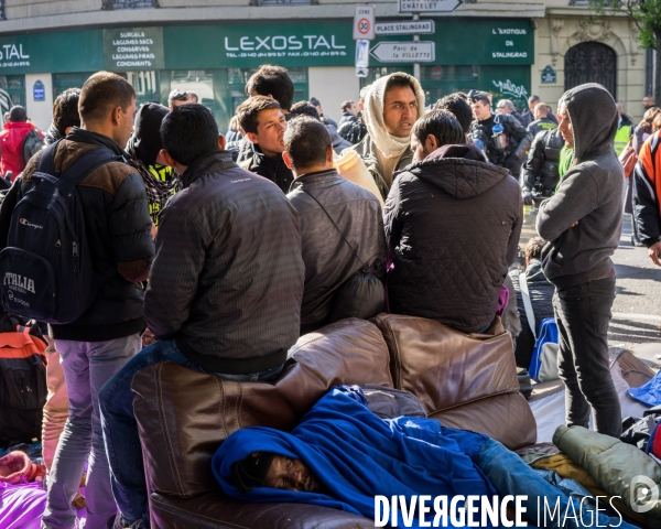 Evacuation de migrants et réfugiés du terre plein sous le métro aérien, Paris Nord