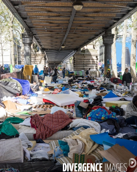 Evacuation de migrants et réfugiés du terre plein sous le métro aérien, Paris Nord