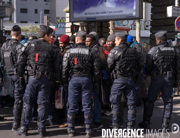 Evacuation de migrants et réfugiés du terre plein sous le métro aérien, Paris Nord