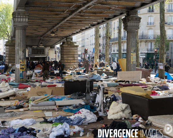 Evacuation de migrants et réfugiés du terre plein sous le métro aérien, Paris Nord