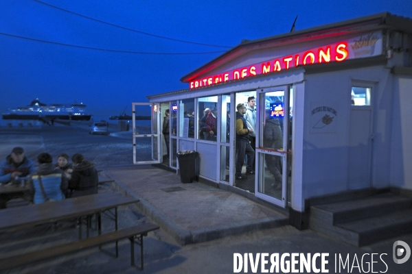 Illustration Avril 2016.Une famille dine a la friterie des nations dans le port de Calais ou un ferry va accoster