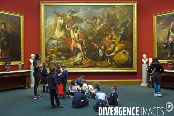 Edimbourg.A la Scottish National Gallery, des enfants d une classe devant un tableau de Benjamin West