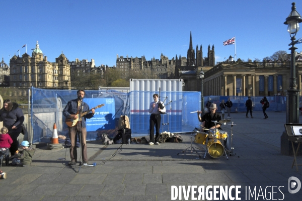 Edimbourg.Des musiciens de rue sur Princes street.