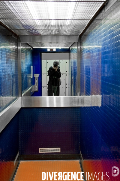 Edimbourg.Portrait du photographe vu dans le miroir de l ascenseur de la Scottish national Gallery of modern art 1