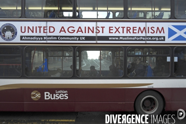 Edimbourg.Unis contre l extremisme, sur un bus de la ville une campagne de deux organisations musulmanes contre l extremisme