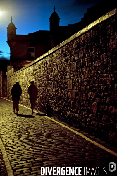 Edimbourg..Dans  la vieille ville, deux silhouettes dans une ruelle eclairee qui conduit a Grassmarket a partir de Lauriston place
