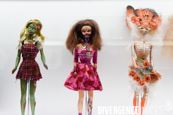 Exposition de poupées barbie.