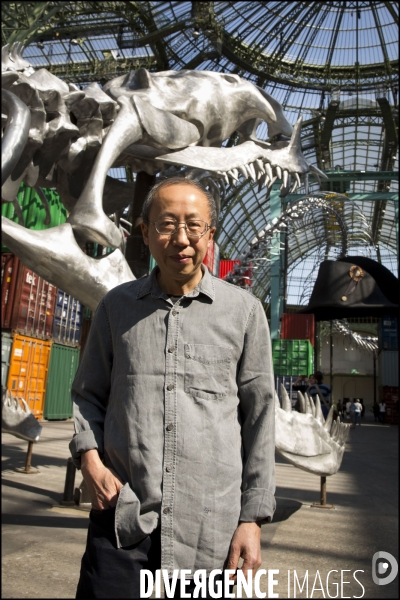 Portrait de l artiste HUANG YONG PING invité de Monumenta 2016 au Grand Palais,  devant son oeuvre   Empires 